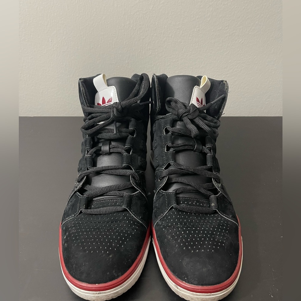 I’m selling some lqc basketball shoes black and red size 10